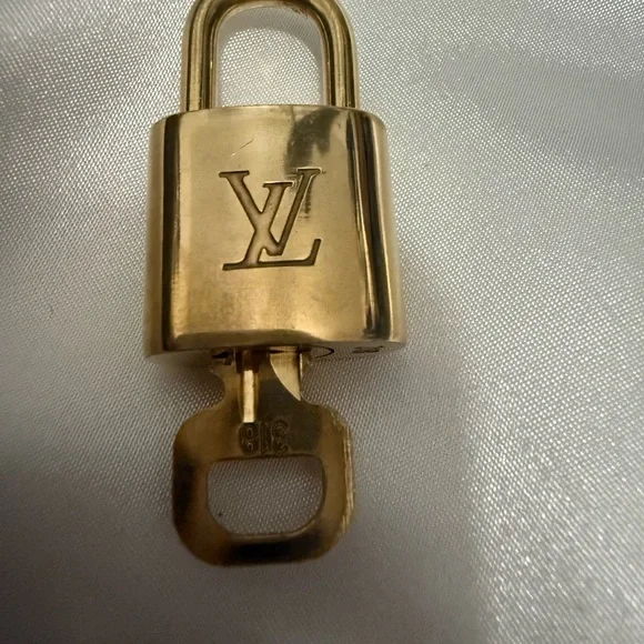 Louis Vuitton Gold lock & key #313 - Picture 4 of 4
